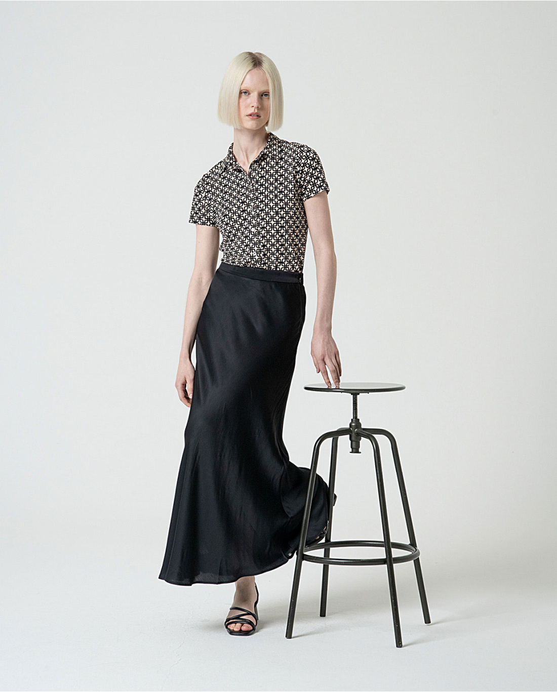 Surkana | Odet Button Through Collared Stretch Top | Black/White