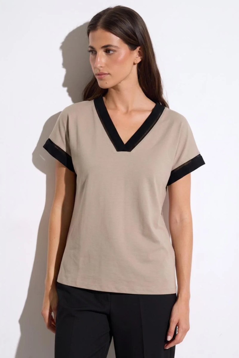 Tinta & Bariloche | Judith V Neck Tee | Beige
