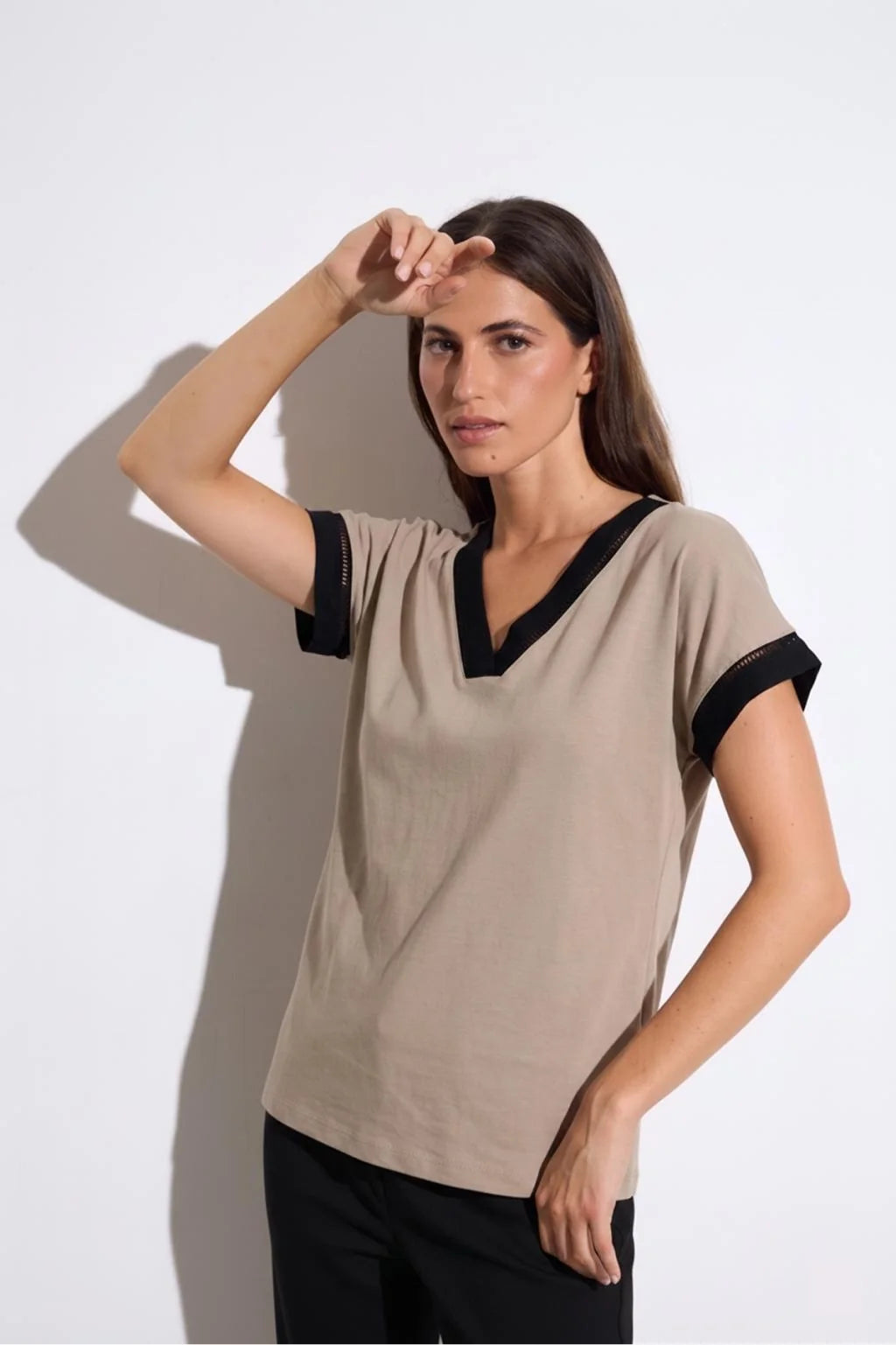 Tinta & Bariloche | Judith V Neck Tee | Beige